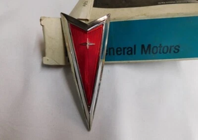 NOS GM 1973 Pontiac GTO Front Header Panel Emblem Ornament Trim Le Mans 491128 Foto 1 de 4