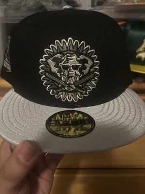 Oakland A’s New Era HatClub 50º Parche Homenaje Negro y Plata 7 3/8 Metálico Satinado Foto 1 de 4