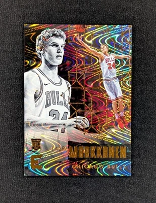 2017-18 Panini Essentials Spiral Lauri Markkanen #159 新秀 RC 芝加哥公牛队 — 第 1/2 张图片
