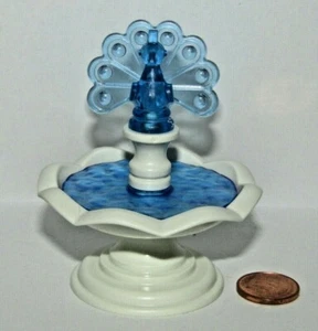 Playmobil Miniatur weißer Brunnen mit Kristallwasser & blauem Dekopfau C22 - Bild 1 von 4