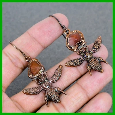 Pendientes de gancho de abeja electroformados y piedras preciosas ásperas de cornalina de cobre Foto 1 de 4