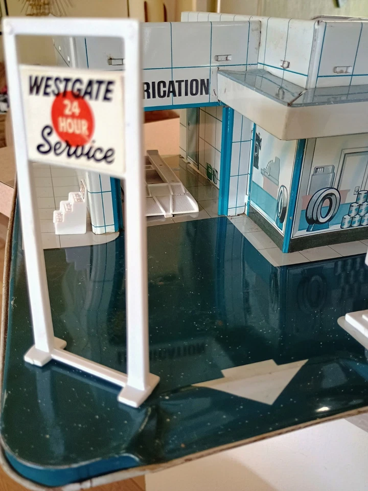 老式 1968 年锡 MARX Westgate 汽车服务中心/加斯站形状良好 — 第 1/4 张图片