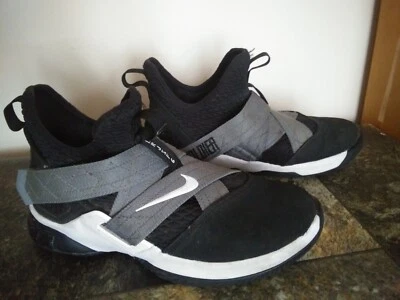 Nike Lebron James Soldier XII A02910-004 6 Zapatos de Baloncesto Juveniles Negro Gris  Foto 1 de 4