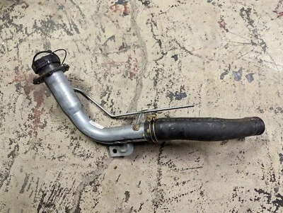 Mazda Miata 1999-2005 pescoço de enchimento de combustível Nb mangueira de enchimento de gás e tampa OEM usado - Imagem 1 de 3