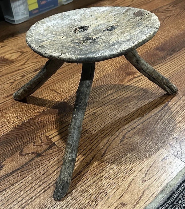 Antiguo taburete de madera austriaco o francés de tres patas del siglo 1860 estilo Wabi Sabi Foto 1 de 4