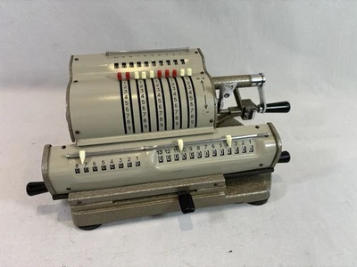 Machine à Calculer Mécanique Vintage -Arithmomètre à Manivelle Nettoyée Revissée - Photo 1/4