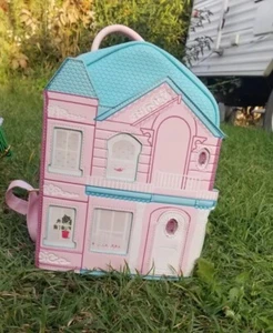 Her Universe Barbie Haus Mini Rucksack Dreamhouse Handtasche Tasche Tür Neu mit Etikett - Bild 1 von 9