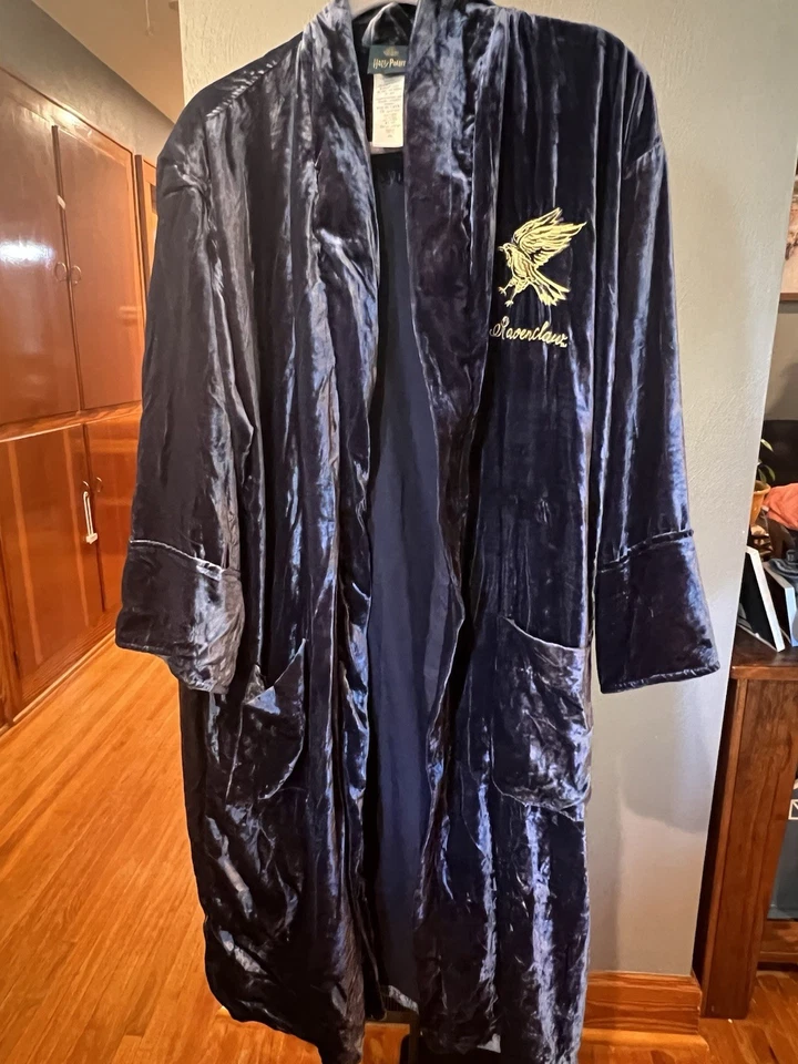 Bata de terciopelo PB Teen Harry Potter Ravenclaw color azul marino talla L/XL Foto 1 de 4