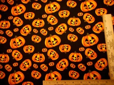 Tela de edredón de Halloween por yarda calabazas naranjas sonrientes sobre algodón negro Foto 1 de 2
