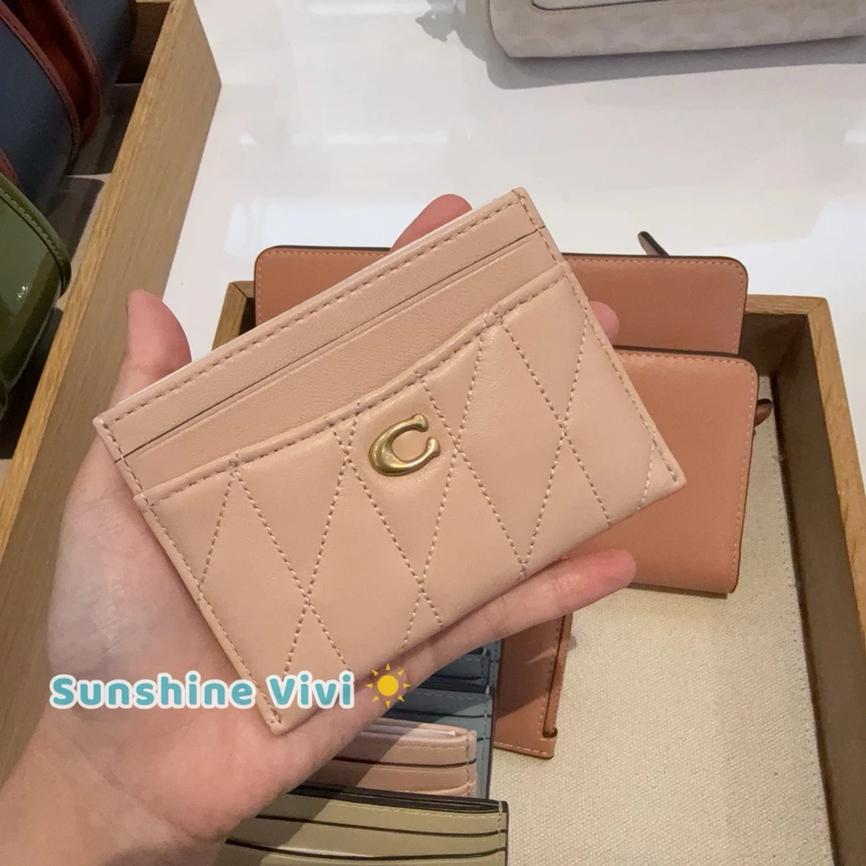 NUEVO CON ETIQUETAS COACH Logo C Acolchado Cuero Estuche Plano para Tarjetas CM434 Color Crema Foto 1 de 3