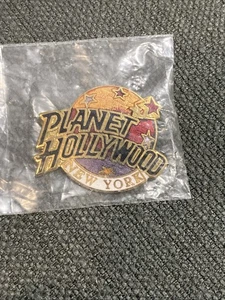 Planet Hollywood New York klassischer Globus gold rot & hellblau Anstecknadel - Bild 1 von 3