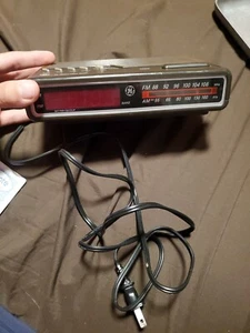 GE Digital Alarm Clock Radio AM/FM Model  7-4612B Woodgrain Vintage VTG WORKS - Picture 1 of 7
