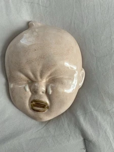 KREIDEGESCHIRR VINTAGE SAMMLERSTÜCK ROSA WEINENDES BABY WANDRELIEF - Bild 1 von 3