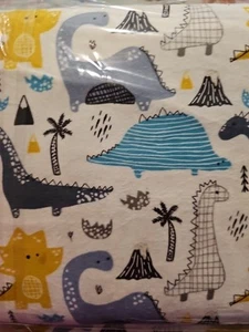 PERNO 8 YARDAS DINOSAURIOS TRICERATOP BROCHIOSAURUS FRANELA TELA COSTURA TRAPO COLCHA - Imagen 1 de 4