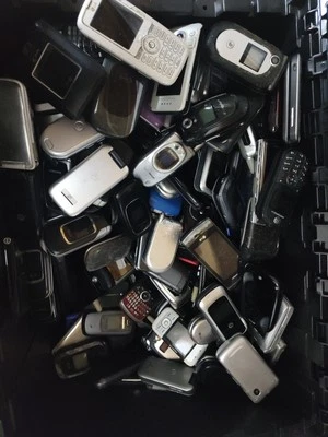 Lote de 25 Celulares De Colección Motorola Nokia LG Samsung Barra Abatible Sin Probar LEER  Foto 1 de 4