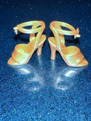Zapatos con tiras doradas tipo Barbie superestrella vintage ~ Mattel ⭐️ Foto 1 de 4