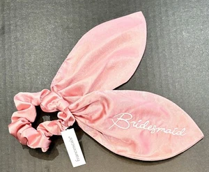 Nuove Etichette Portacoda di Ponydamigella d'onore rosa poli raso Francescas Scrunchie matrimonio - Foto 1 di 3