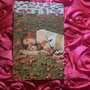 Jennie BLACKPINK Rubinrot KPOP Idol Mädchen Fotokarte Blumenfeld Babe - Bild 1 von 2