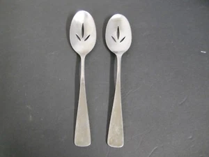Oneida Stainless Community Pierced Oval Serving Spoons x2 8 5/8" Dinner Ware - Picture 1 of 4