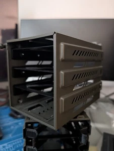🪖🎖️📤 Corsair Vengeance C70 Case Army Green 3.5" HDD SSD Bay Trays - Afbeelding 1 van 4