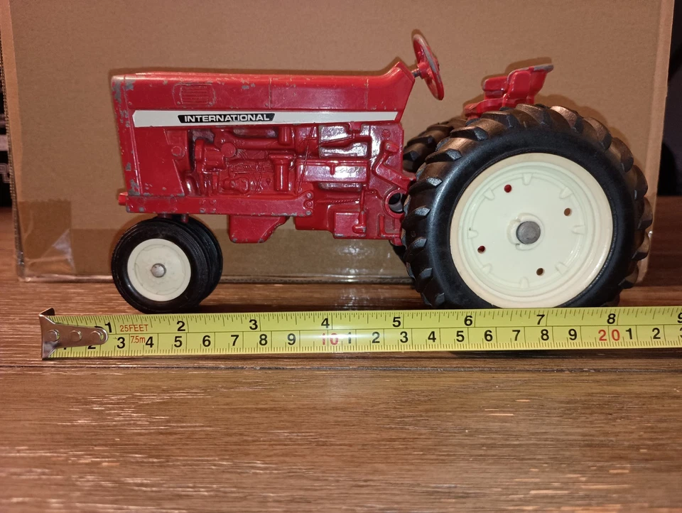 De colección 1:16 Die-Cast Rojo Ertl Cosechadora Internacional Juguete Granja Tractor 8" de Largo Foto 1 de 4