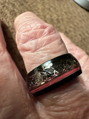 Banda de diseño celta de plata de tungsteno negro con incrustación roja en talla 7 Foto 1 de 4