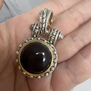Ciondolo vintage firmato miglior tono argento e oro tondo placcato perline finta onice - Foto 1 di 8
