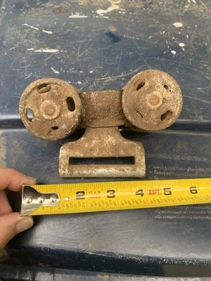 Rodillo de puerta de granero vintage único herrajes antiguos soportes deslizantes colgantes salvamento Foto 1 de 4