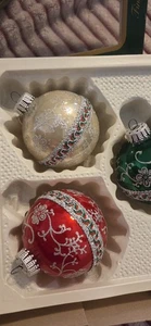 BOXED LOT 3 Vintage WEIHNACHTEN von KREBS GLASORNAMENTE ZOPFBORTE rot grün silber - Bild 1 von 3