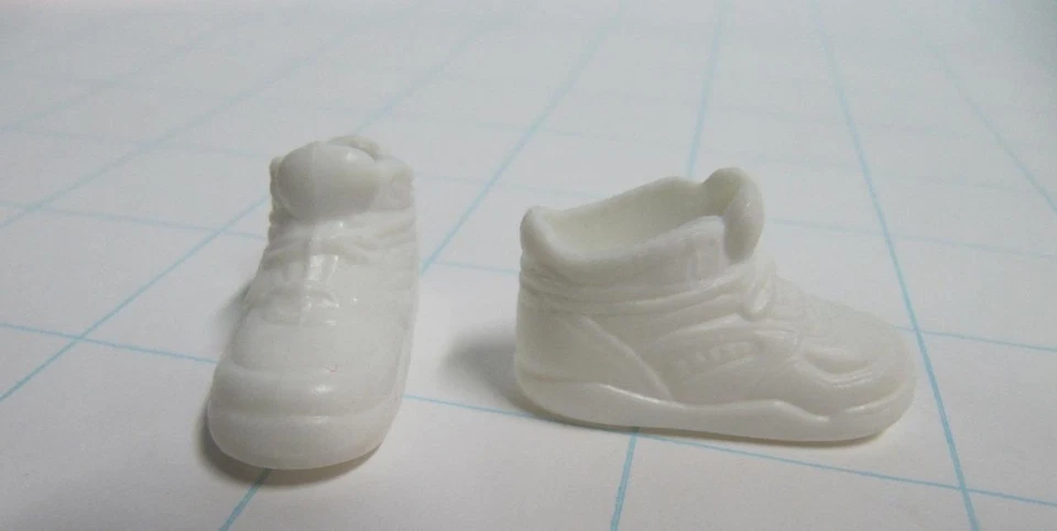 McDonalds Happy Meal TODD Stacie Skipper Barbie MUÑECA 1993 Blanco ZAPATOS DE TENIS Foto 1 de 1