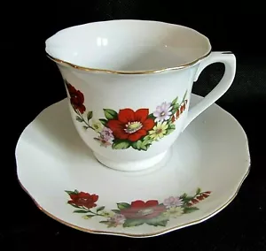 Taza de té y platillo vintage hecho en China marcado rojo floral dorado con patas - Imagen 1 de 9