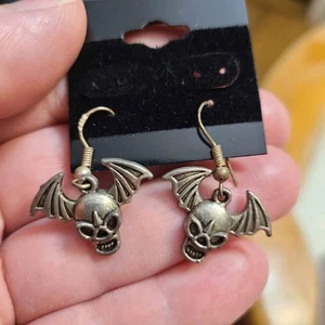 Tibetan Silver Skull w/ Wings Earrings - Halloween / Grunge / Metal / Gothic - Picture 1 of 1
