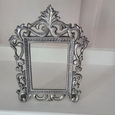 Antiguo marco de fotos de metal victoriano plateado follaje ornamentado para foto de 3x5 Foto 1 de 4