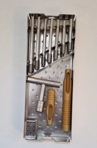 Case with 16 x Synthes DHS instruments. For details see photos and description. - Picture 1 of 5