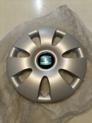 SEAT IBIZA VW POLO AUDI SKODA STUD HUB CAP NEW ORIGINAL 6L0601147D - Image 1 of 4