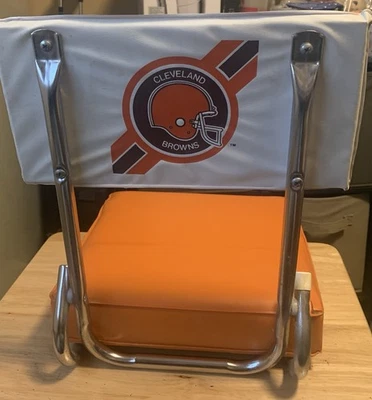 Asiento de estadio de fútbol americano Cleveland Browns silla plegable acolchada retro logotipo antiguo Foto 1 de 4