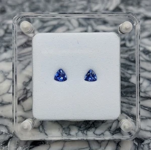 Paar facettierte Benitoit Edelsteine 0,36 ctw., Trillionenschliff, #bfp362 - Bild 1 von 2