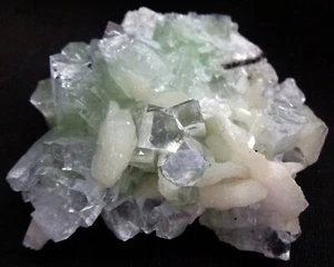 CUBI DI APOFILLITE VERDE CHIARO CON ESEMPLARE DI MINERALI STILBITE* - Foto 1 di 3