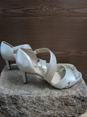SIZE 8M LIFESTRIDE (NEW) Silver Cone Heeled Sandals INVPV3530 - Image 1 of 4