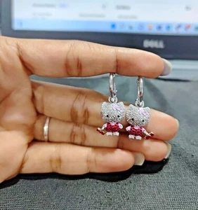 Pendientes colgantes Hello Kitty diamantes simulados redondos de 2 quilates enchapados en oro blanco de 14 k - Imagen 1 de 5