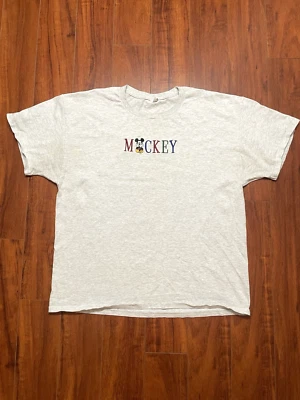Camiseta Disney Mickey Mouse Bordada Deletrear Hanes Falta Etiqueta 27.5x23.5 Foto 1 de 4