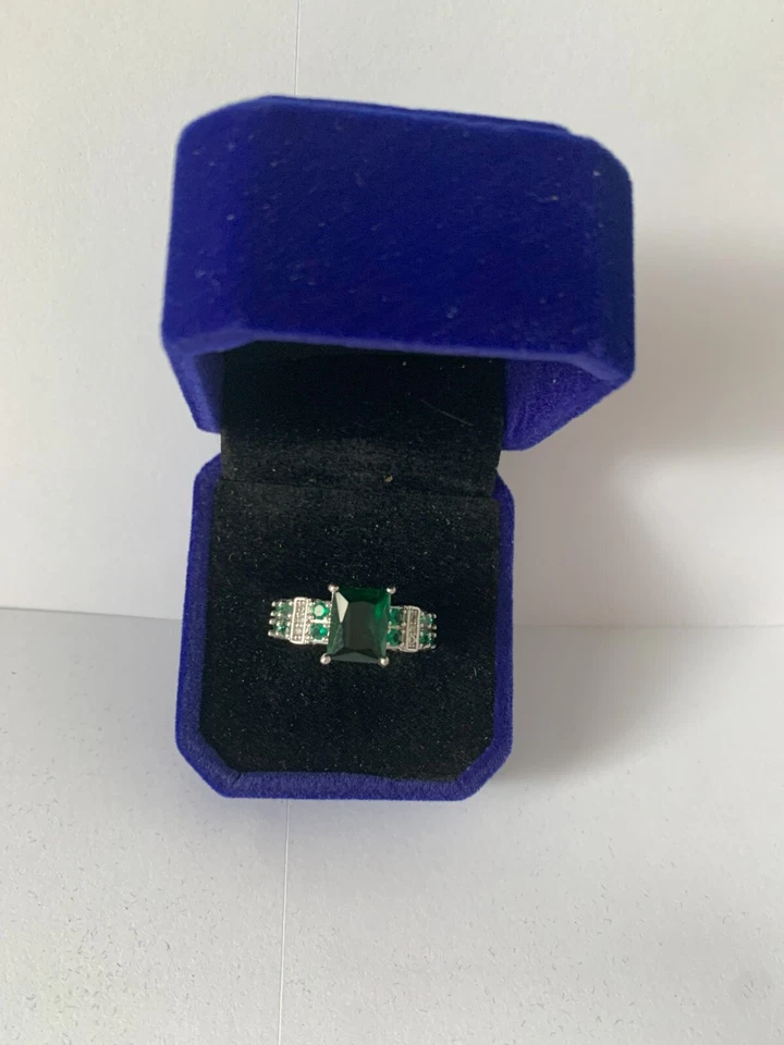 Коктейльное кольцо с изумрудно-зеленым кубическим цирконием размер 9 посеребренное имитация - Изображение 1 из 1