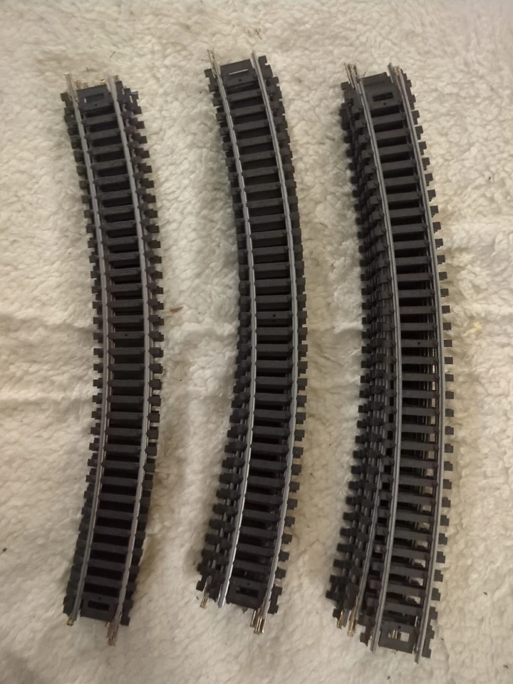 18 HO Scale Curved track peices - Image 1 of 1