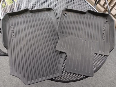 Черные резиновые напольные коврики со стороны водителя и пассажира для Honda CRV от 2021 года - Изображение 1 из 4