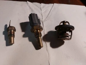 Temperatursensoren und Termostat Suzuki Burgmann UH 125, Bj. 2007 - Bild 1 von 3