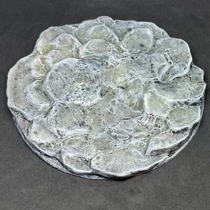 130mm Resin Base Slate v2 Rock Scenic Miniatur Base Warhammer 40k Tabletop Spiel - Bild 1 von 3