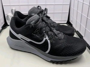 Scarpe da corsa Nike React Pegasus Trail 4 Flywire da donna nere grigie taglia 8,5 usate in ottime condizioni - Foto 1 di 16