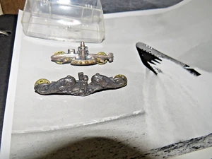 VINTAGE 1960s U.S. NAVY VERERAN SUBMARINER 9 PHOTO COLLECTION & 2 SUBMARINE PINS - Picture 1 of 17