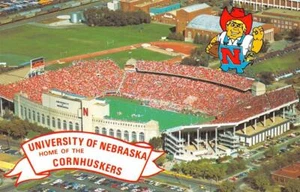 Postal de fútbol americano NE Lincoln UNIVERSIDAD DE NEBRASKA ~ Cornhuskers - Imagen 1 de 2
