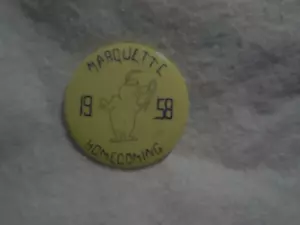 1958 MARQUETTE UNIVERSITY WARRIORS HOMECOMING FOOTBALL PINBACK BOTTONE, Vintage - Foto 1 di 3